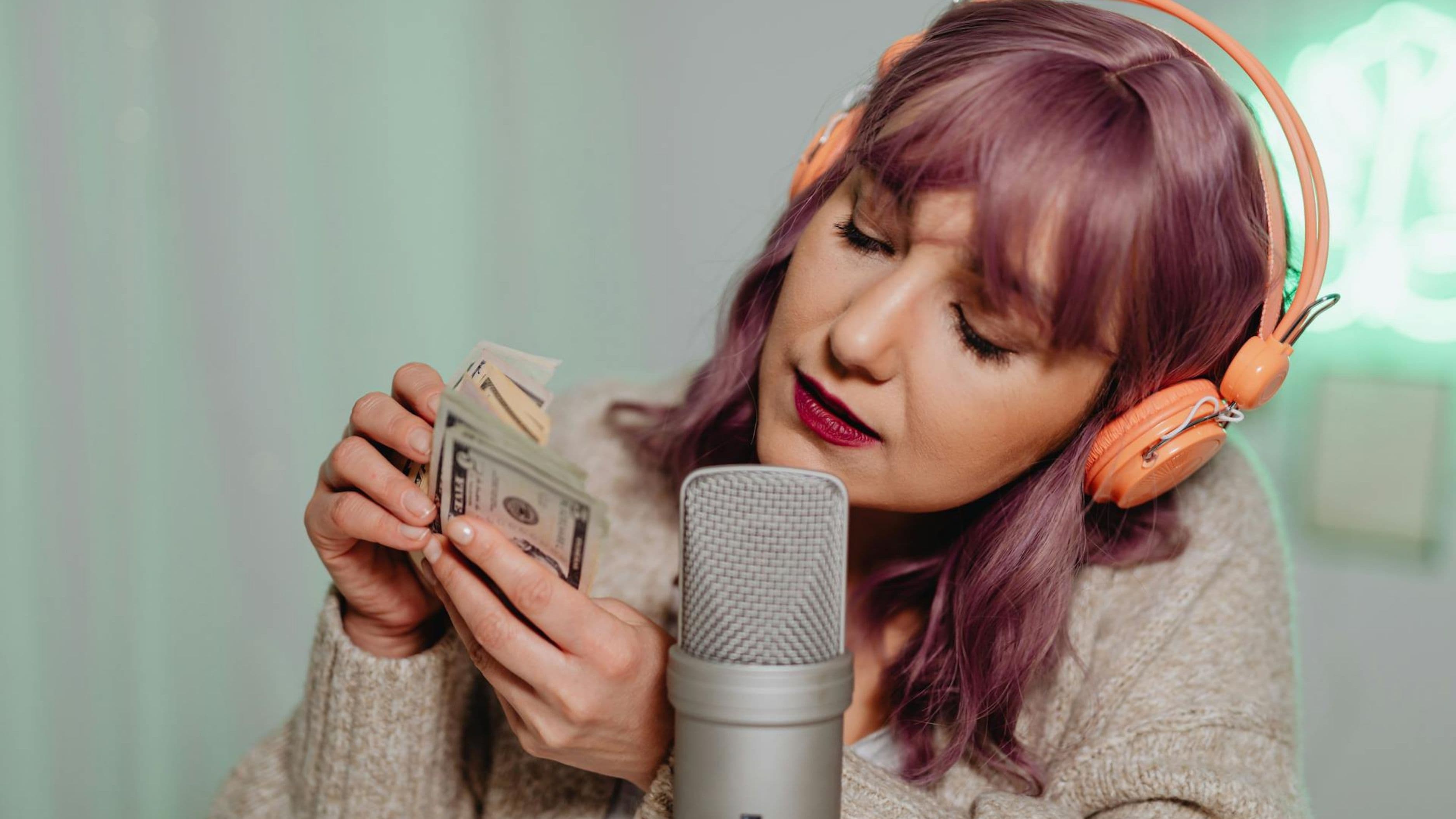 How Do Independent Content Creators Keep Their Finances in Order While Building Streaming Empires?