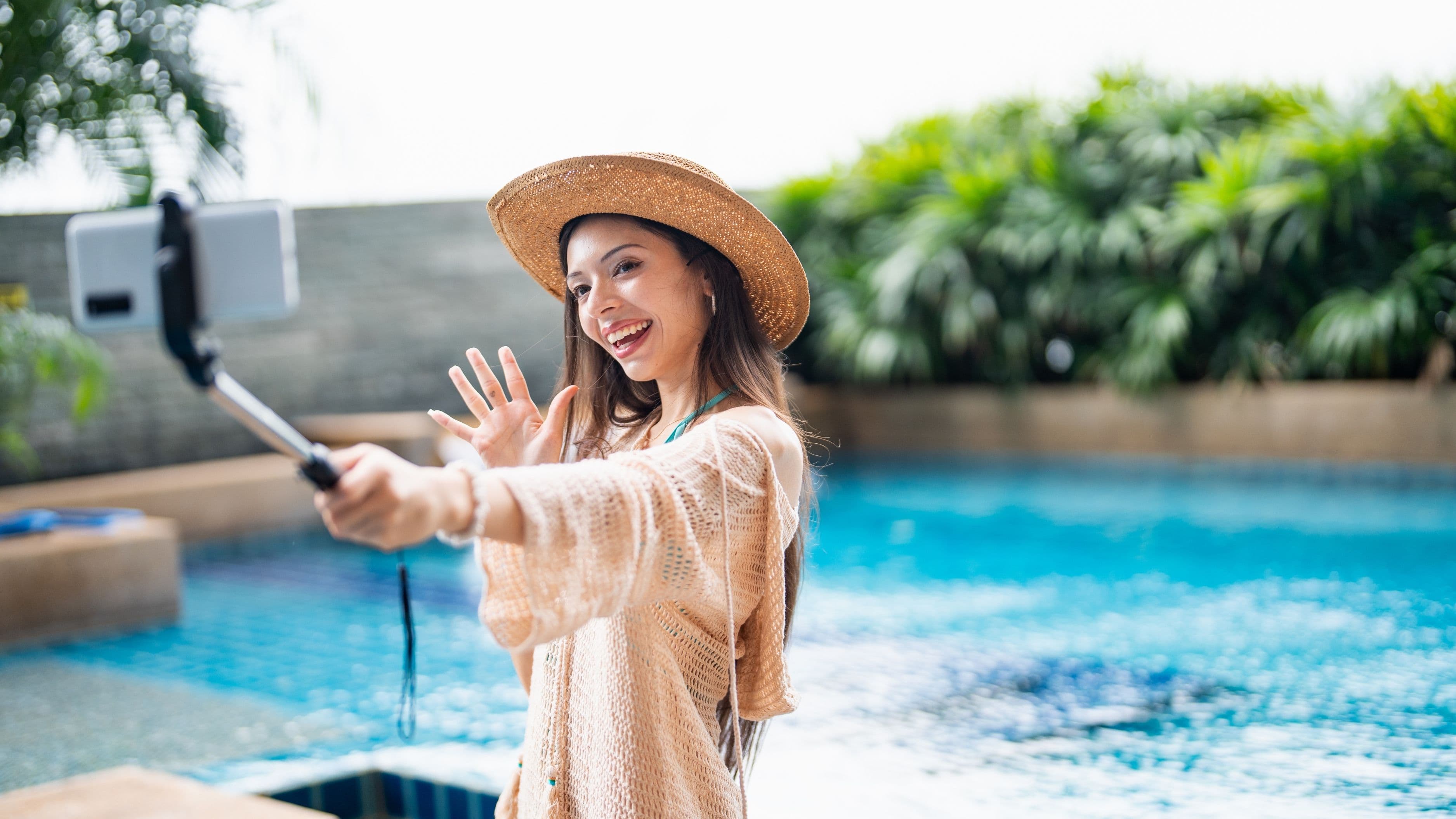 How Are Travel Deal Sites Competing with Direct Influencer Recommendations?